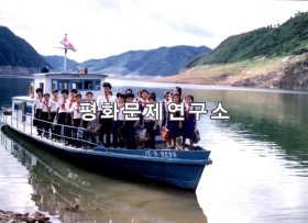 동주리 통학배를 타고 등교하는 동주중학교 학생들