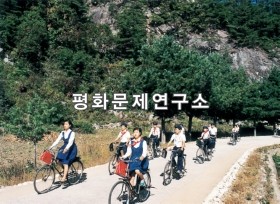 창성군 창성중학교 학생들의 자전거 통학 모습