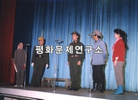 단천시 검덕의 노동계급을 찾은 경제선동원들