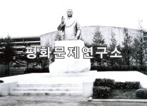 함흥시 흥남구역 흥남비료연합 기업소에 세워진 주은래 동지동상