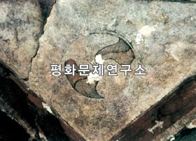 연꽃무덤(보존급 제63호) 널방천장 삼각고임부 장식무늬